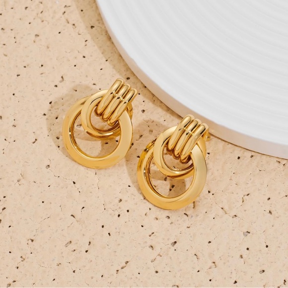 Mini Knots Earring in Gold - Picture 3 of 4